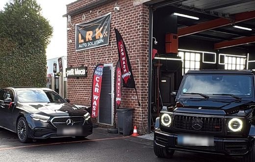 La devanture de LRK Auto Solution à Asse : deux voitures garées devant l’entrée du car wash.